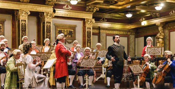 Opera Arias, Symphonies and Concertos - Mozart / Walzer & Marsch - Strauss J. I & II