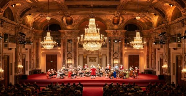 Opera Arias, Symphonies and Concertos - Mozart / Walzer & Marsch - Strauss J. I & II